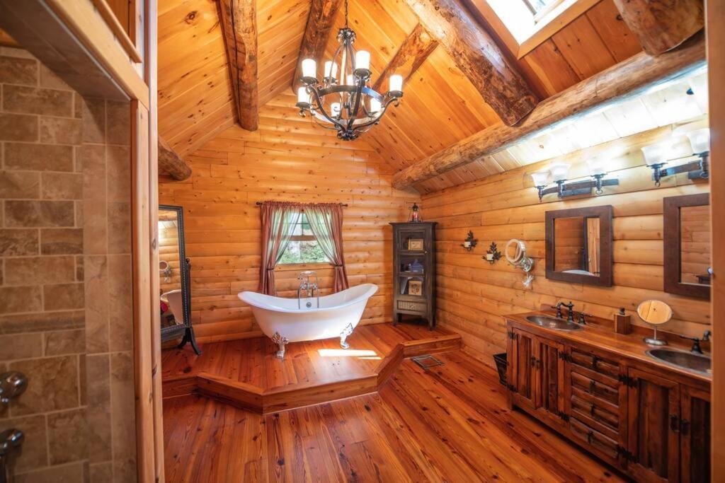 Luxe Log Cabin With Hot Tub/Spa/Steam Room! Уилмингтон Экстерьер фото